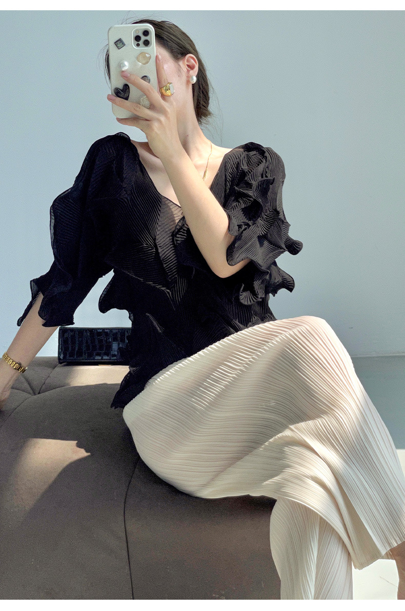 Áo thun nữ Miyake xếp ly thủ công cổ V ôm dáng — Màu đen chi tiết 16