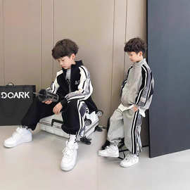 华棉复牛奶丝-男童春装套装2025新款痞帅男孩中大童拼色外套长裤