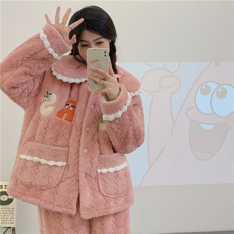 Hermoso perro Pachia terciopelo de coral de tres capas de algodón intercalado pijama de invierno para mujeres con gorra de terciopelo grueso y abrigo conjunto de ropa de hogar