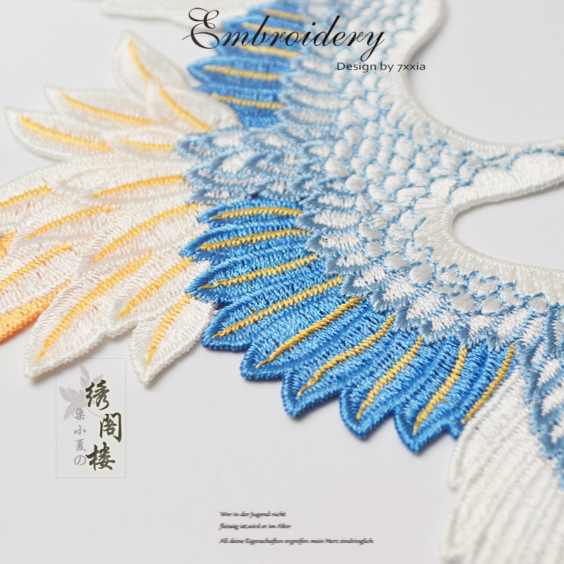 刺繍のツルの刺繍片は花の布に対して大きいサイズの民族風の服を貼ります。|undefined