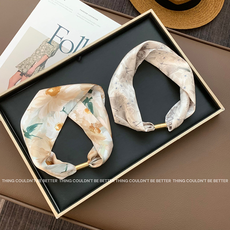 Bufanda de seda de lunares Sentido avanzado Nuevo estilo nacional Flor Protector de cuello Decoración de clavícula Bufanda pequeña Protector de cuello Bufanda de seda magnética