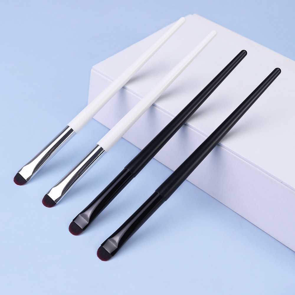 Cepillo de delineador de ojos de media luna Párpados extremadamente finos Cepillo de hoja de gusano de seda horizontal Cepillo de detalle preciso de cabeza plana de cabello suave ultrafino