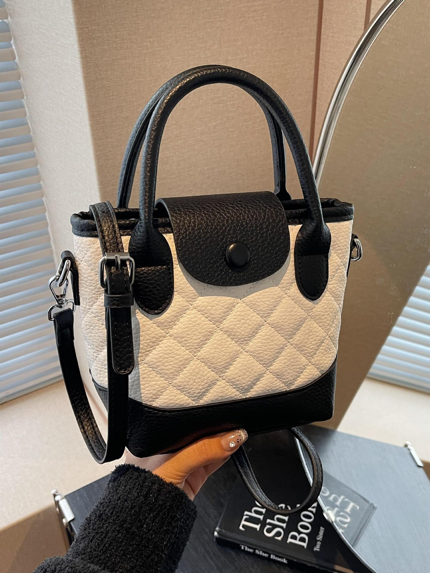Lingerie bolso de cubo de mano para mujeres 2025 nuevo estilo coreano simple bolso de hombro de alta sensación versátil bolso de mochila de moda