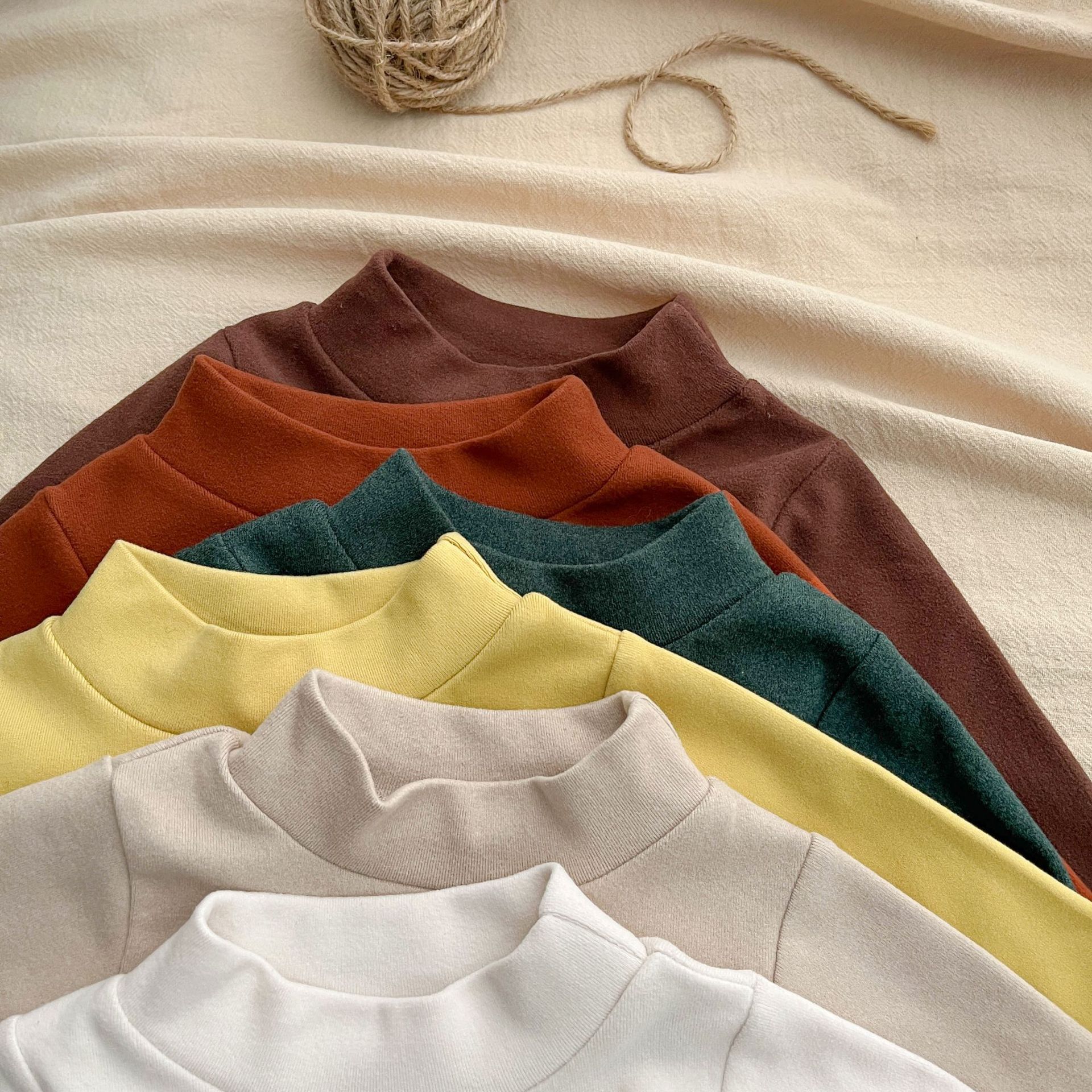 Camisa de fondo de terciopelo de color sólido para niños suave medio cuello alto primavera y otoño bebé básico niñas estiramiento casual top a juego