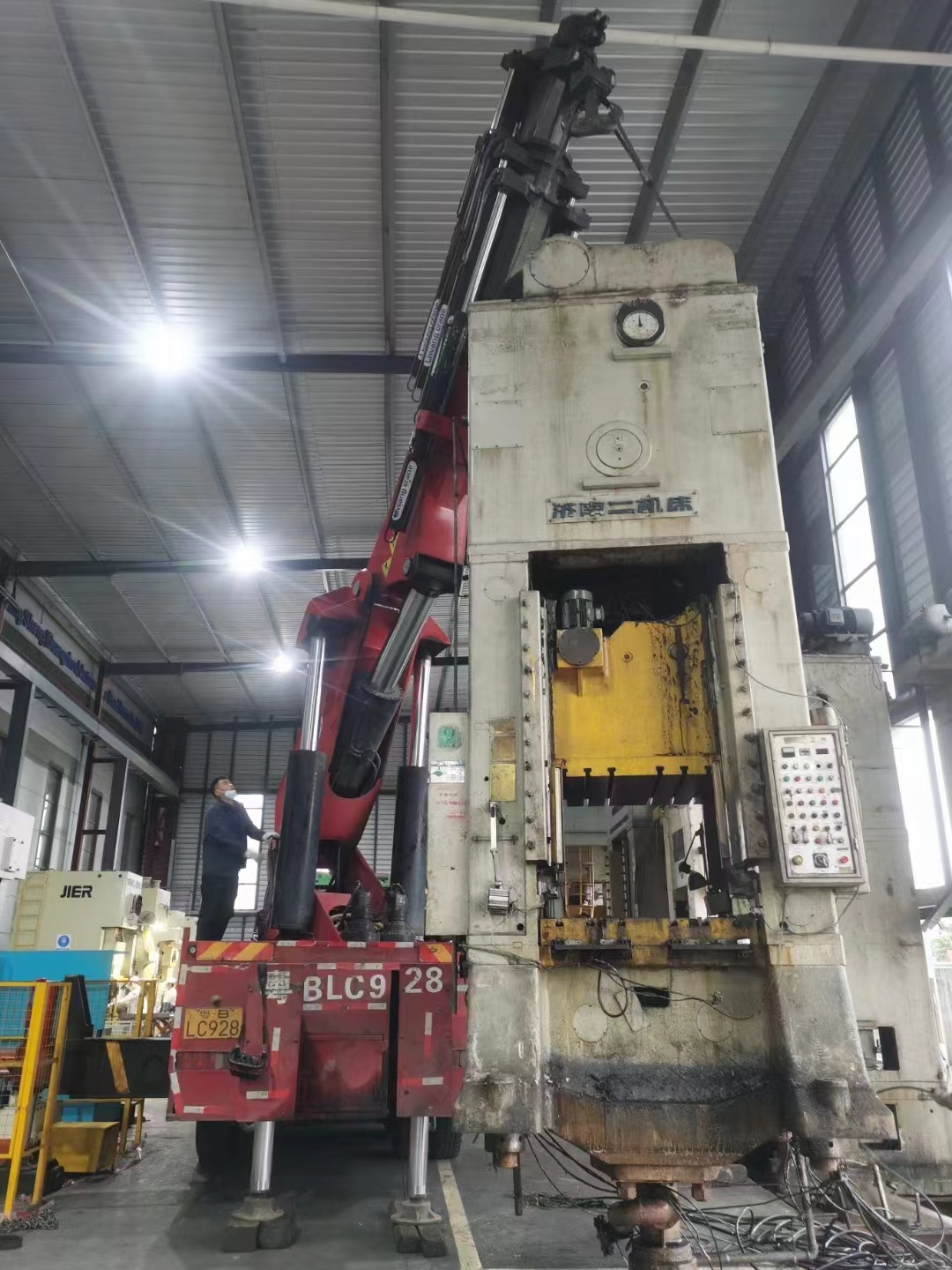 转让济南二机J31-400B闭式单点压力机底面以上高度:6130