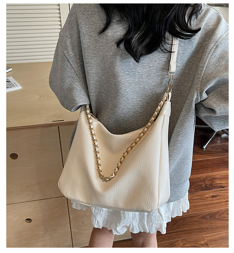 A niche, high-quality, large-capacity chain tote bag for women in the summer of 2025, a versatile and casual crossbody bag for students to commute to school full figure