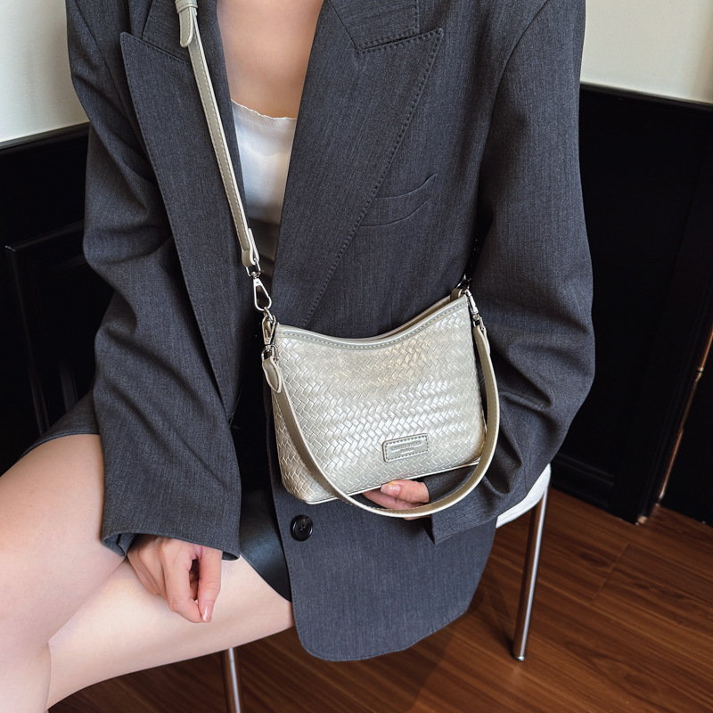 Nicho transfronterizo bolsos debajo de las axilas mujeres otoño invierno 2025 nuevo retro versátil mochila coreano tejido bolso de hombro