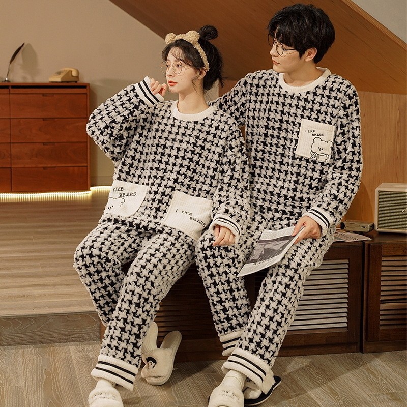 Pareja de pijamas de invierno de lana de coral engrosada de franela forrada de lana de los hombres y las mujeres de color a juego de dibujos animados ropa de casa Otoño e Invierno