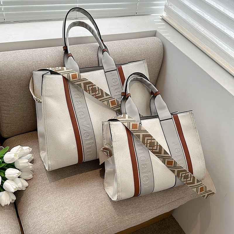 Bolso tote de lona de nuevo estilo con bloques de color, de gran capacidad para mujer, bolso cruzado de moda transfronteriza con sensación de alta gama para el trabajo y el transporte diario.