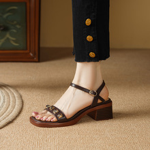 夏季新款法式复古真皮厚底露趾铆钉一字带粗跟高跟气质方头凉鞋女