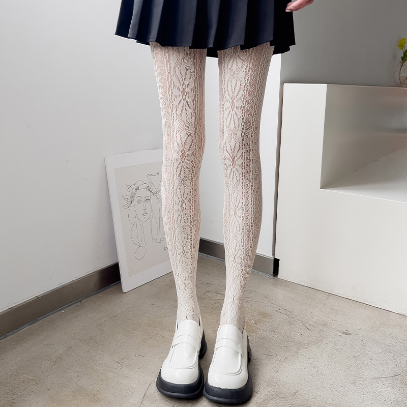 Calcetines de fondo fino de verano de las mujeres hueco red de pesca crisantemo ins moda dulce blanco y negro adelgazamiento todo partido pantimedias fabricantes lote