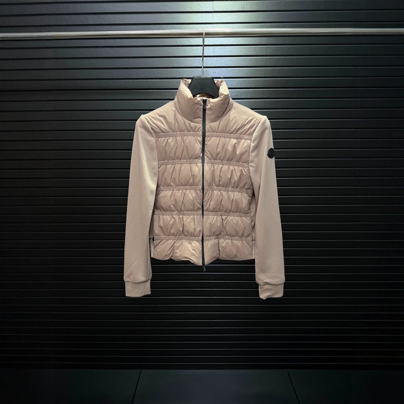 M brand's new autumn/winter 2025 women's ruched bubble-effect knitted patchwork stand-collar jacket is slimming and versatile M brand's new autumn/winter 2025 women's ruched bubble-effect knitted patchwork stand-collar jacket is slimming and versatile