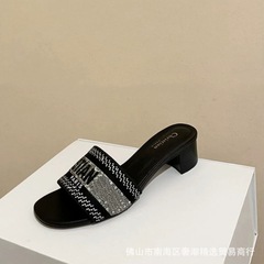 ヨーロッパ駅の新型のドリルのアルファベットの刺繍の1字の帯の中でスリッパの女性の夏の外はフランスの王女の外を着て涼しいです。
