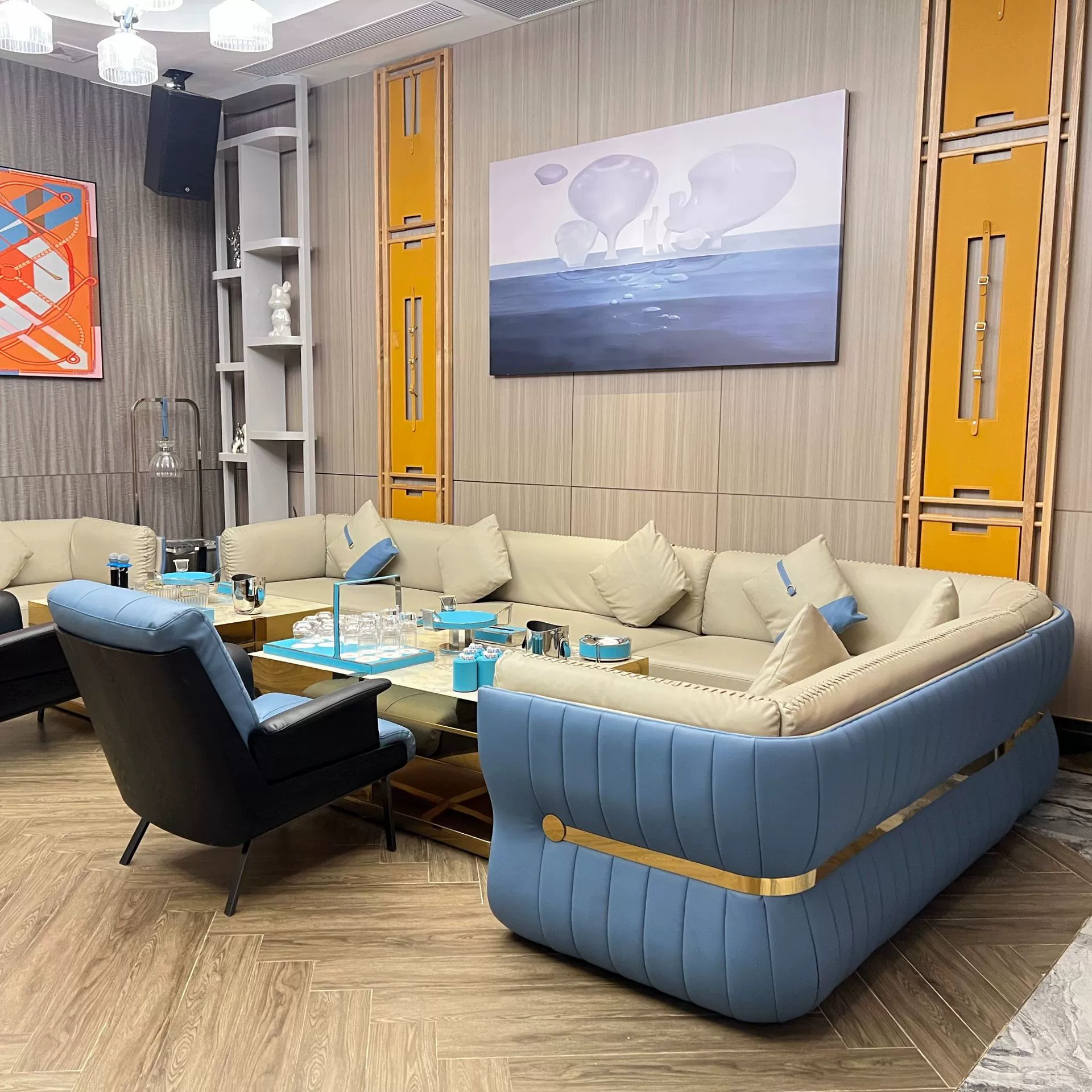 Комплект мягкой мебели для караоке-клуба: диван и журнальный столик, барная стойка, для виллы, ночного клуба, частного клуба, лаунж-бара, угловой диван U-образной/L-образной формы