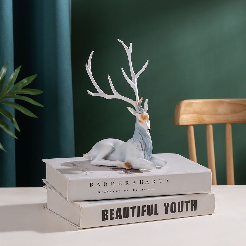 회색 누워있는 자세 - 엘크