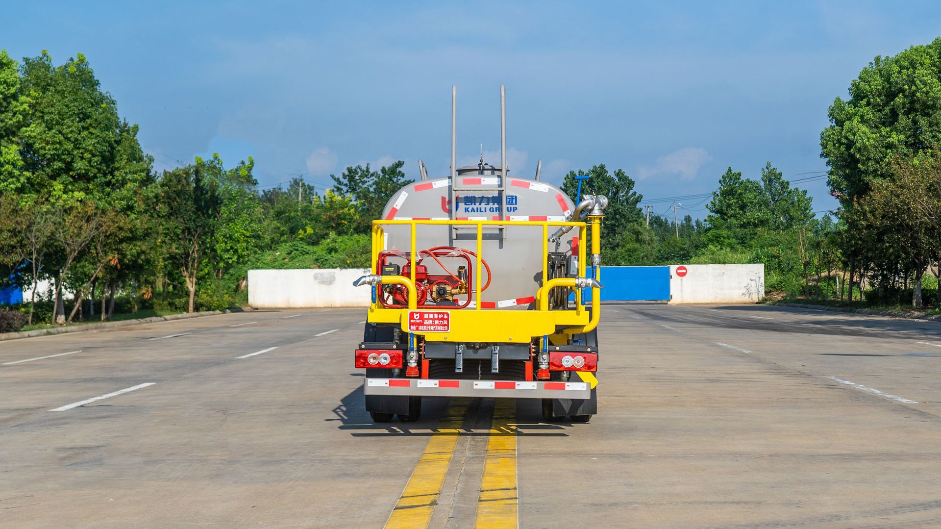 Construction Site Dust Removal Blue Brand Sprinkler Truck Large Greening Sprinkler Truck Multifunctional Fog Cannon Sprinkler Truck for Sale Price