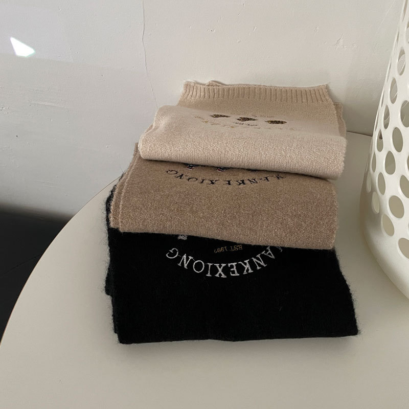 Sciarpa ricamata con tre piccoli orsetti ~ Dolce sciarpa in cashmere per il calore autunnale e invernale delle donne Coppia lavorata a maglia al collo_voghion.com