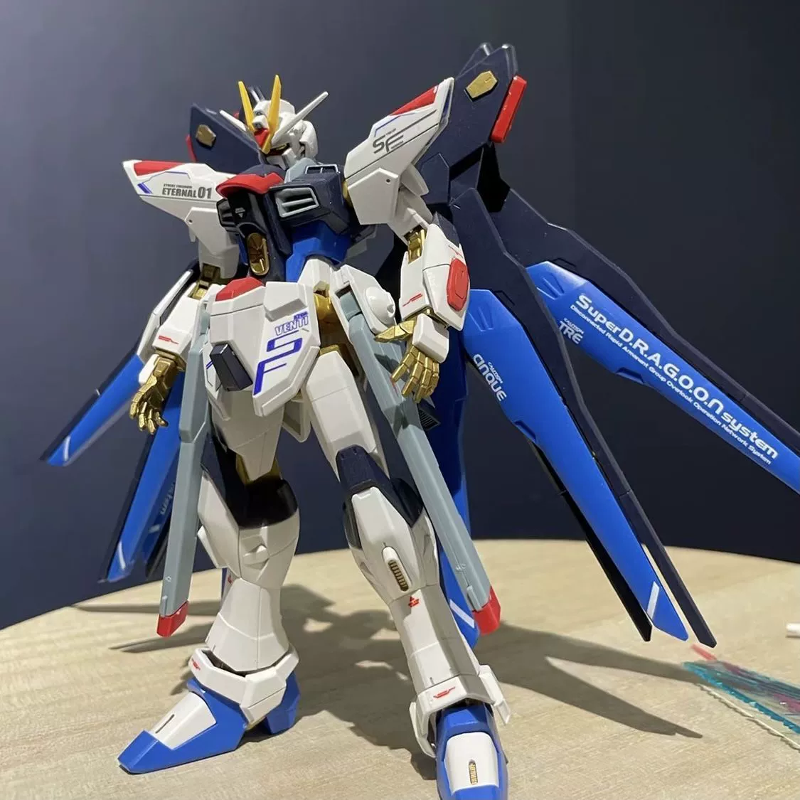Модель меха для сборки: Newborn Freedom HG / Strike Freedom MG, красный еретический единорог, фигурка бойца Свободы