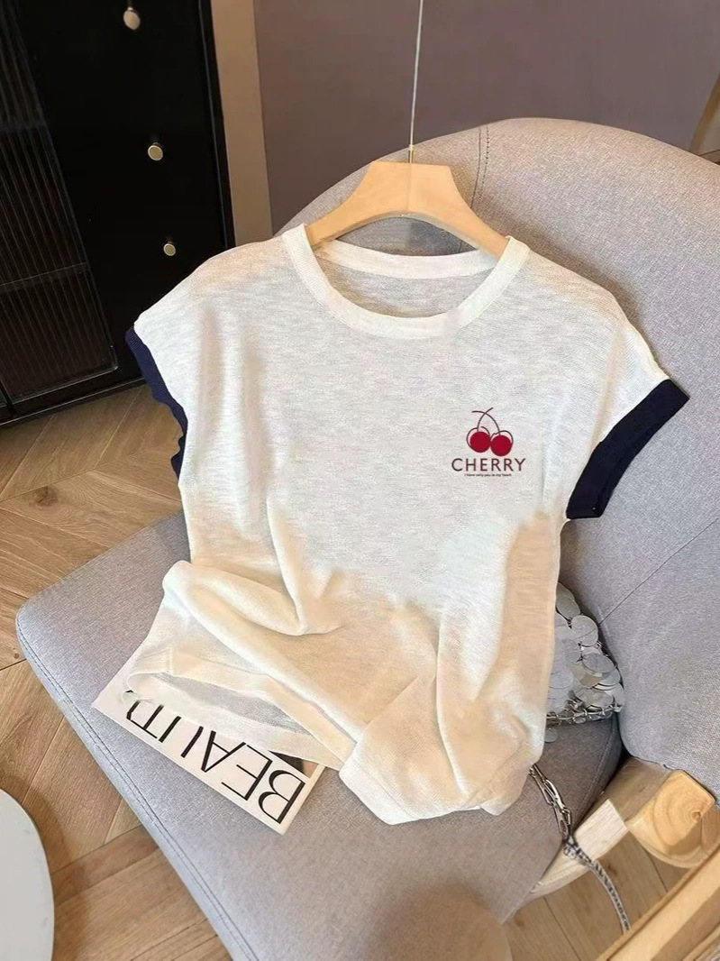 Áo thun nữ cổ tròn rộng, in họa tiết hoa ngọt ngào, chất liệu mỏng nhẹ, form rộng suông — màu trắng