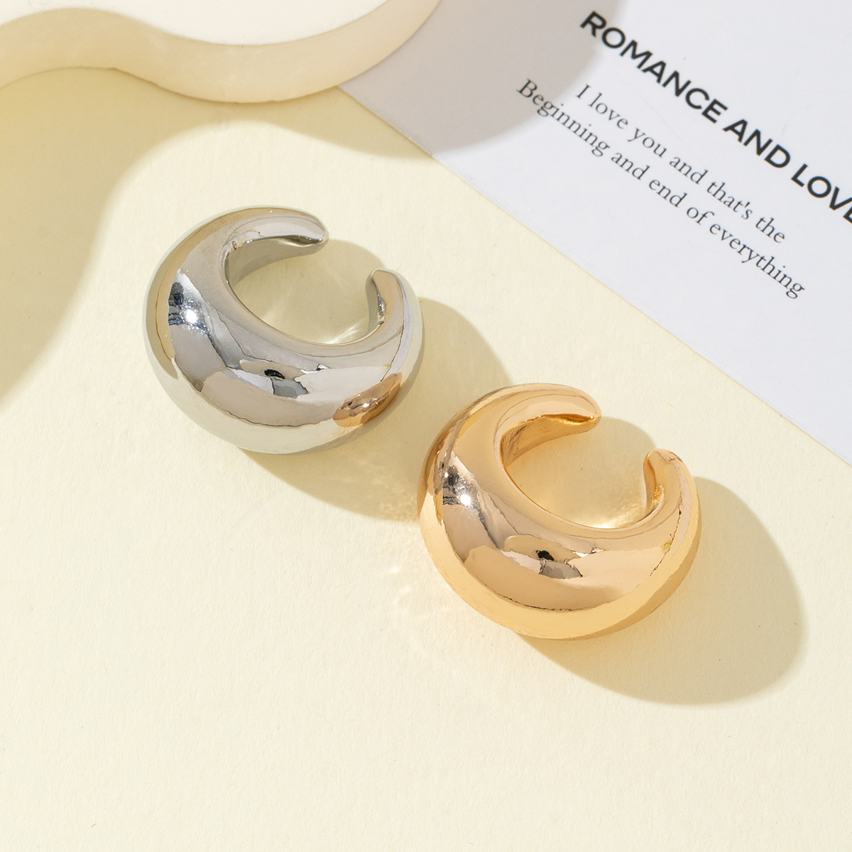 New cross-border ins-style fashion and personalized ear clips, comma-shaped glossy earrings, simple and versatile accessories