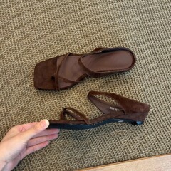 スポットバージョン〜フレンチシンプルカジュアルスリッポンストラップサンダルレディース夏レトロスクエアトゥウェッジヒールアウターサンダル