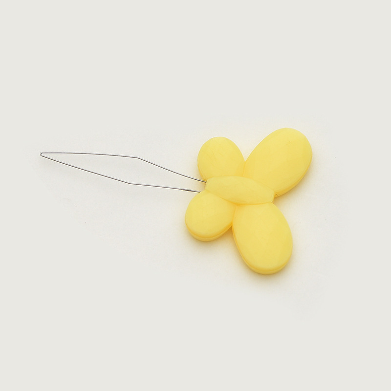Herramienta de enhebrado de aguja de mariposa de color caramelo grande para costura