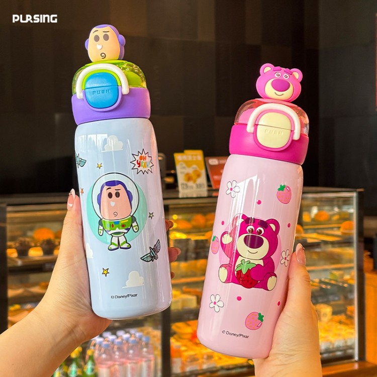 Strawberry Bear Bas Lightyear Co-branding Taza de aislamiento para niños Taza de paja de doble boca de bebida Taza de agua de dibujos animados de alta capacidad