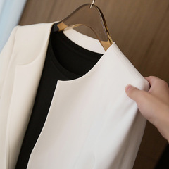 現物メーカーの卸売りは新しい色をつけます! Xの外に白いスーツ式のボタンなしの短いアセテートの上着の長袖の女性を掛けます。