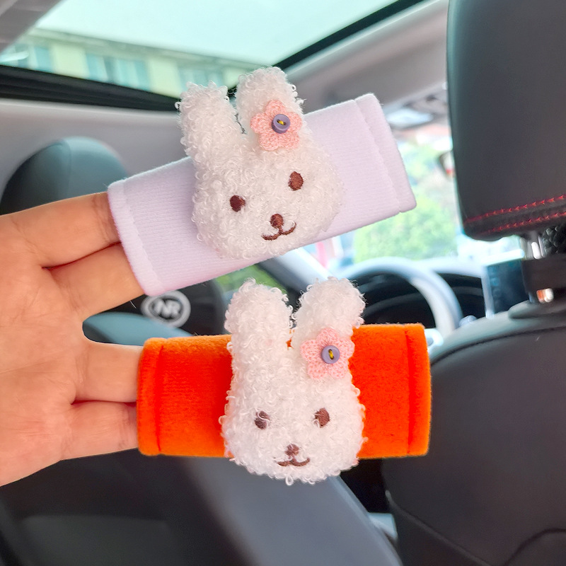 Manuela de automóvil de dibujos animados de peluche pequeño sin hombre y mujer cubierta de manija de puerta interior guante de techo