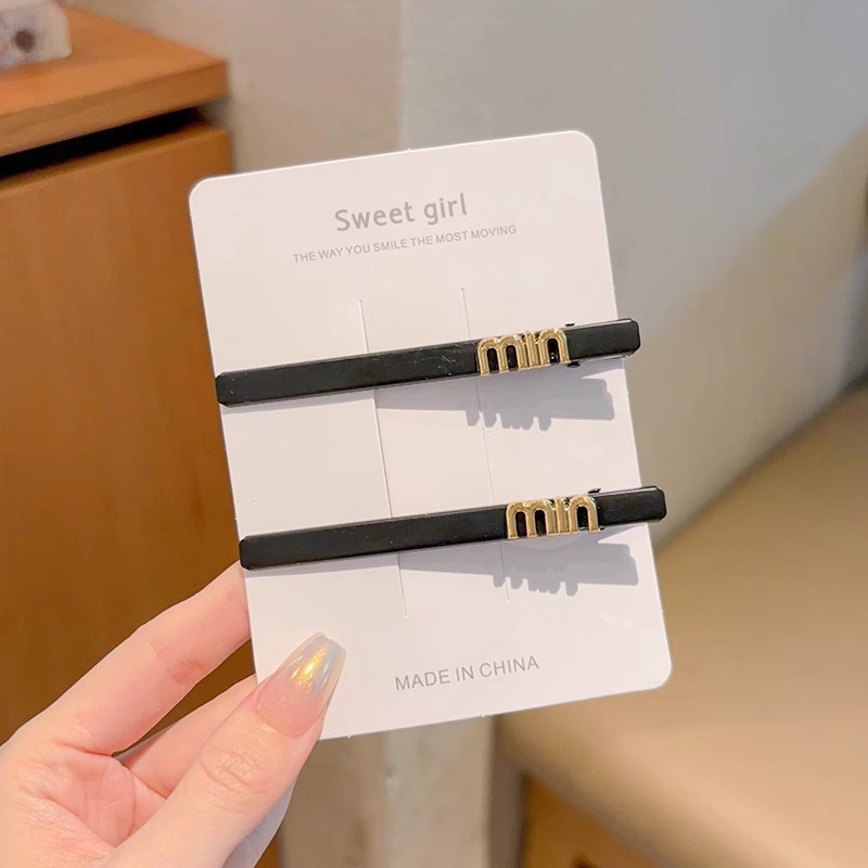 Clip de boca de pato sin huellas en el lado de las letras frises cortas para el cabello de mujeres versátiles simple y de alto nivel sensación de una palabra clip de cabello tocado