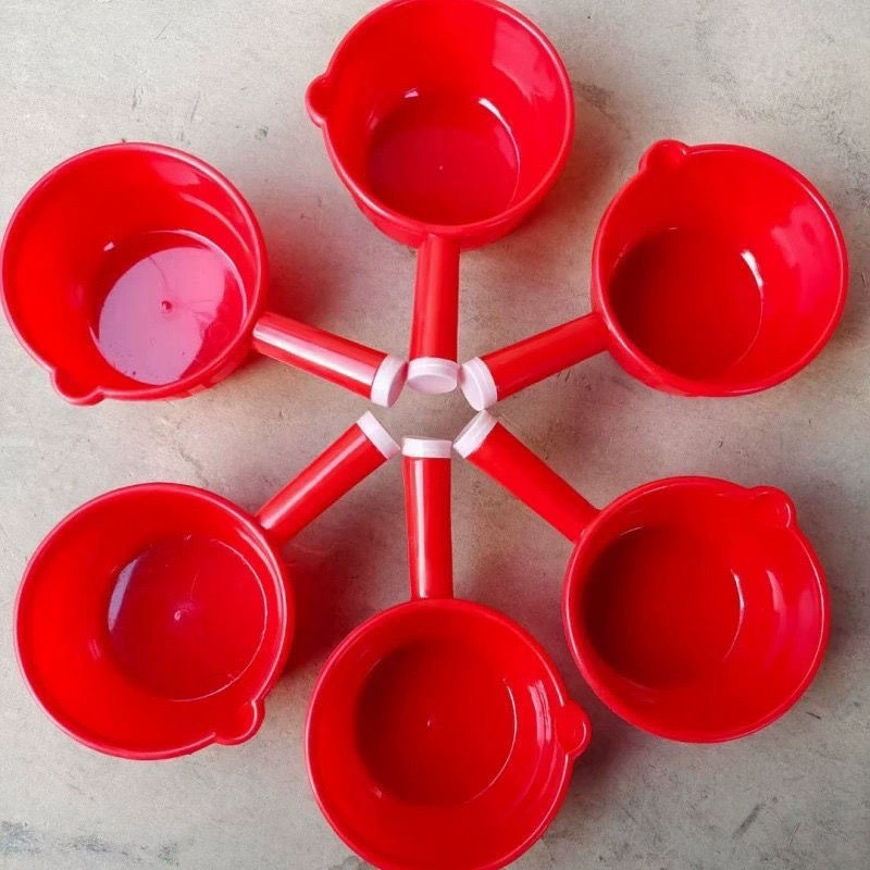 Пластиковый киоск для домашнего использования воды с длинной ручкой водяной ложки большой красной воды