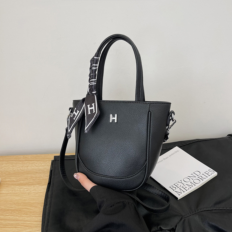 Bolso de cubo de mano 2024 Bolso de hombro de todo fósforo de viaje nuevo transfronterizo Bolso de alta capacidad Bolso de mensajero de bufanda de seda