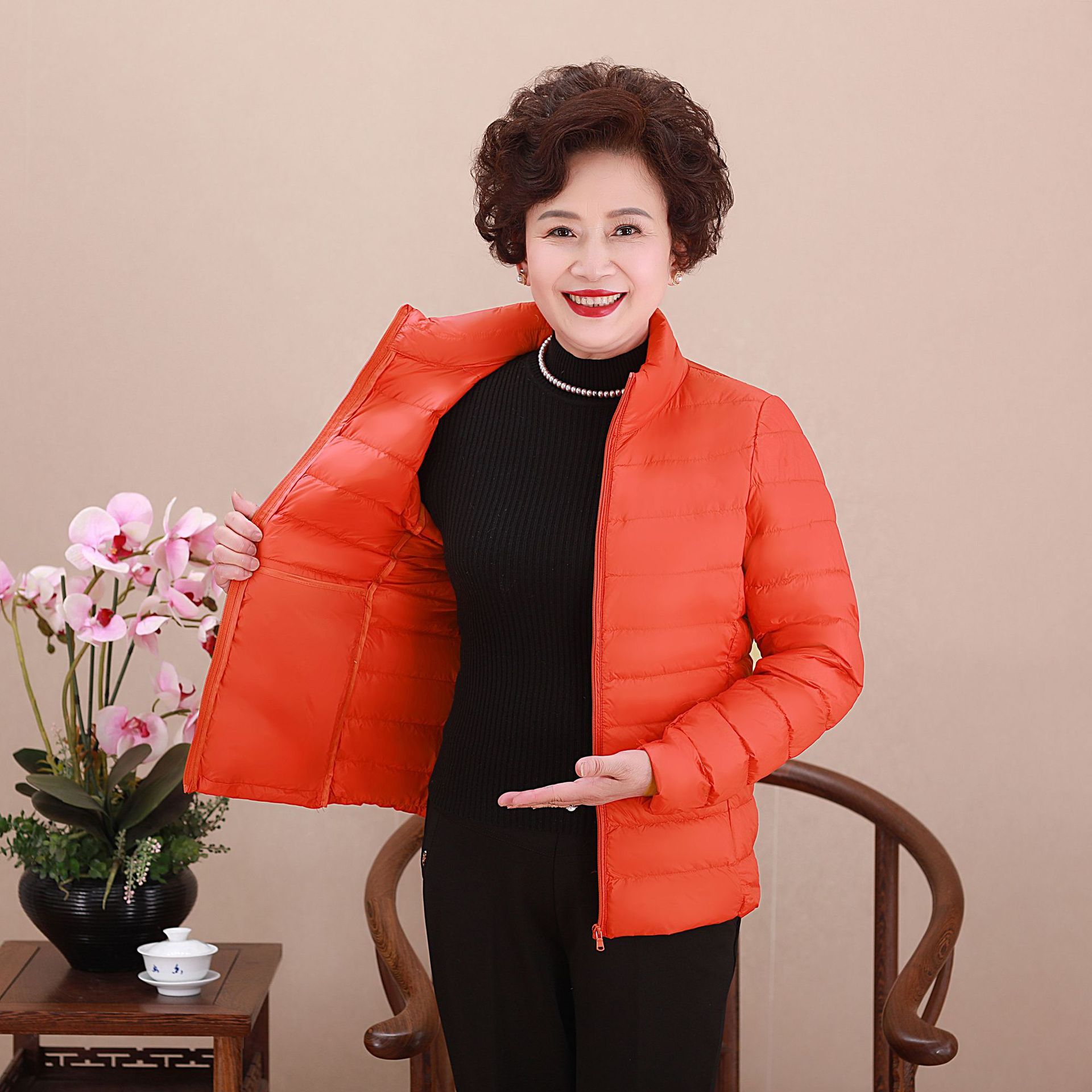 Chaqueta de pluma transfronteriza ligera y delgada nueva dama de mediana edad madres con chaqueta corta con capuzas más grasa MM gruesa