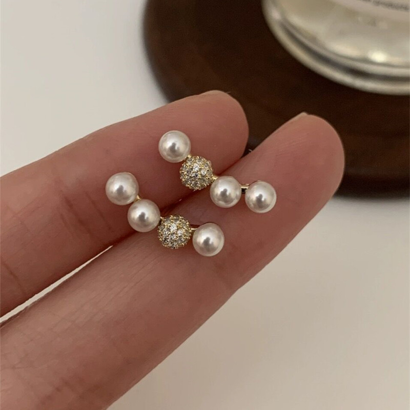 Boucles d'oreilles uniques, élégantes et discrètes, en argent, style perle. Confortables et légères, elles vous accompagneront tout au long de votre sommeil._voghion.com