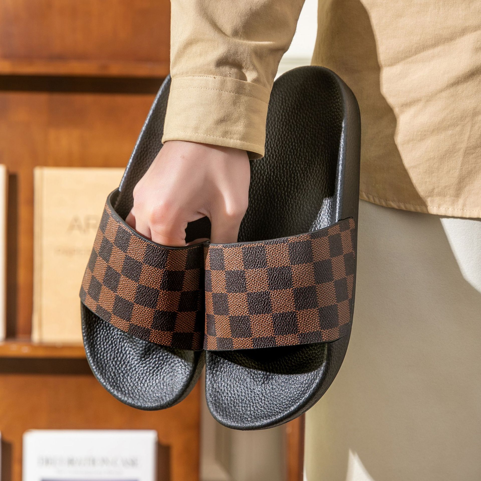 Pantuflas de estación europea para hombre 2025 ropa exterior de verano para hombre pisando mierda sensación sandalias y pantuflas casuales al aire libre de suela blanda de gran tamaño