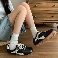 軽やかなベージュのレトロな平底の徳訓の靴の女性2025新型の春の百合の低いアメリカの運動の阿甘板の靴