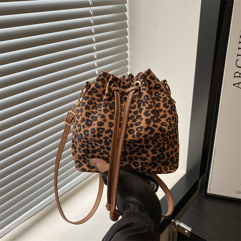 Nicho de diseño de leopardo correa bolso de cubo de agua mochila para mujeres 2024 nuevo popular bolso de hombro a cuadrillas portátiles
