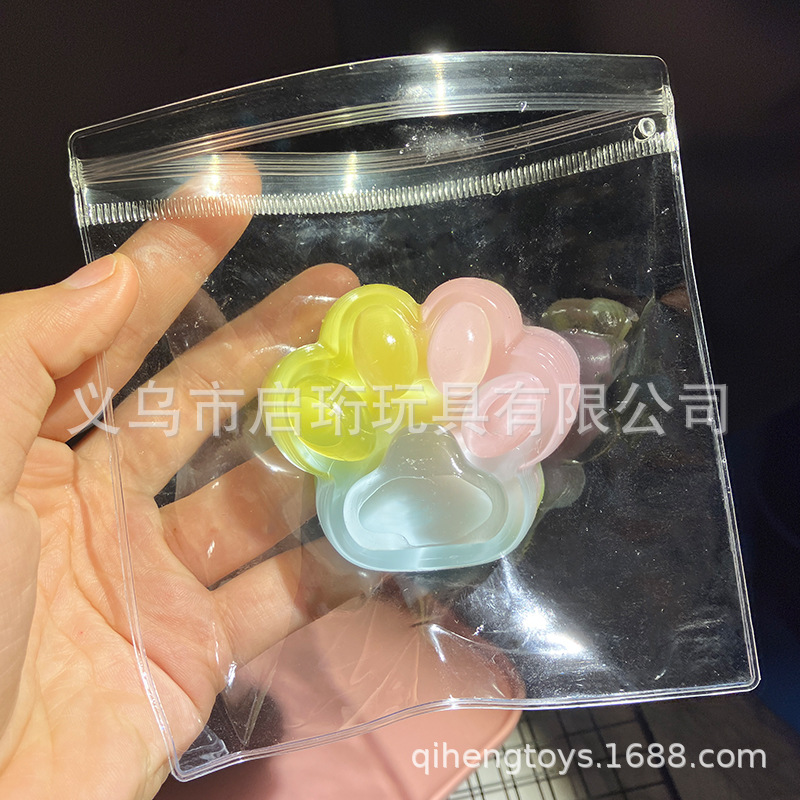 투명한 색깔의 고양이 발톱