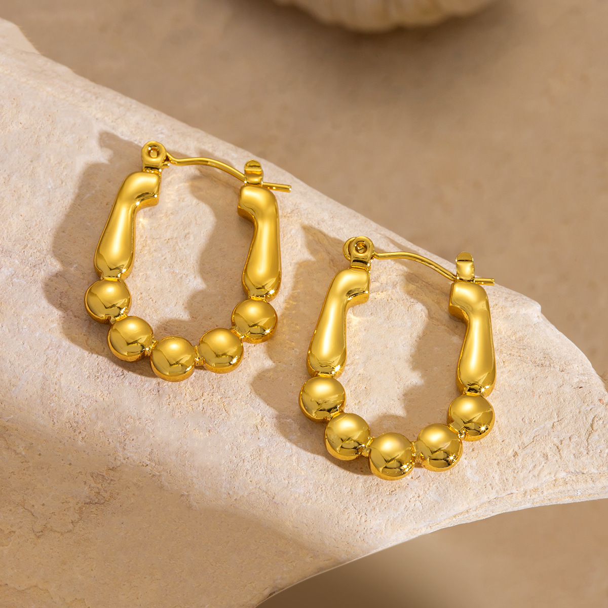 [Todo el cuerpo de acero de titanio] Pendientes de acero de titanio irregulares de metal europeo y americano Pendientes de diseño de nicho simples y de moda