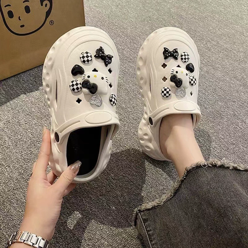 Симпатичные мультипликационные туфли с ощущением дерьма, женские летние туфли, носи 2024 новые сети, красные супер огонь, толстый дно, пляжные тапочки