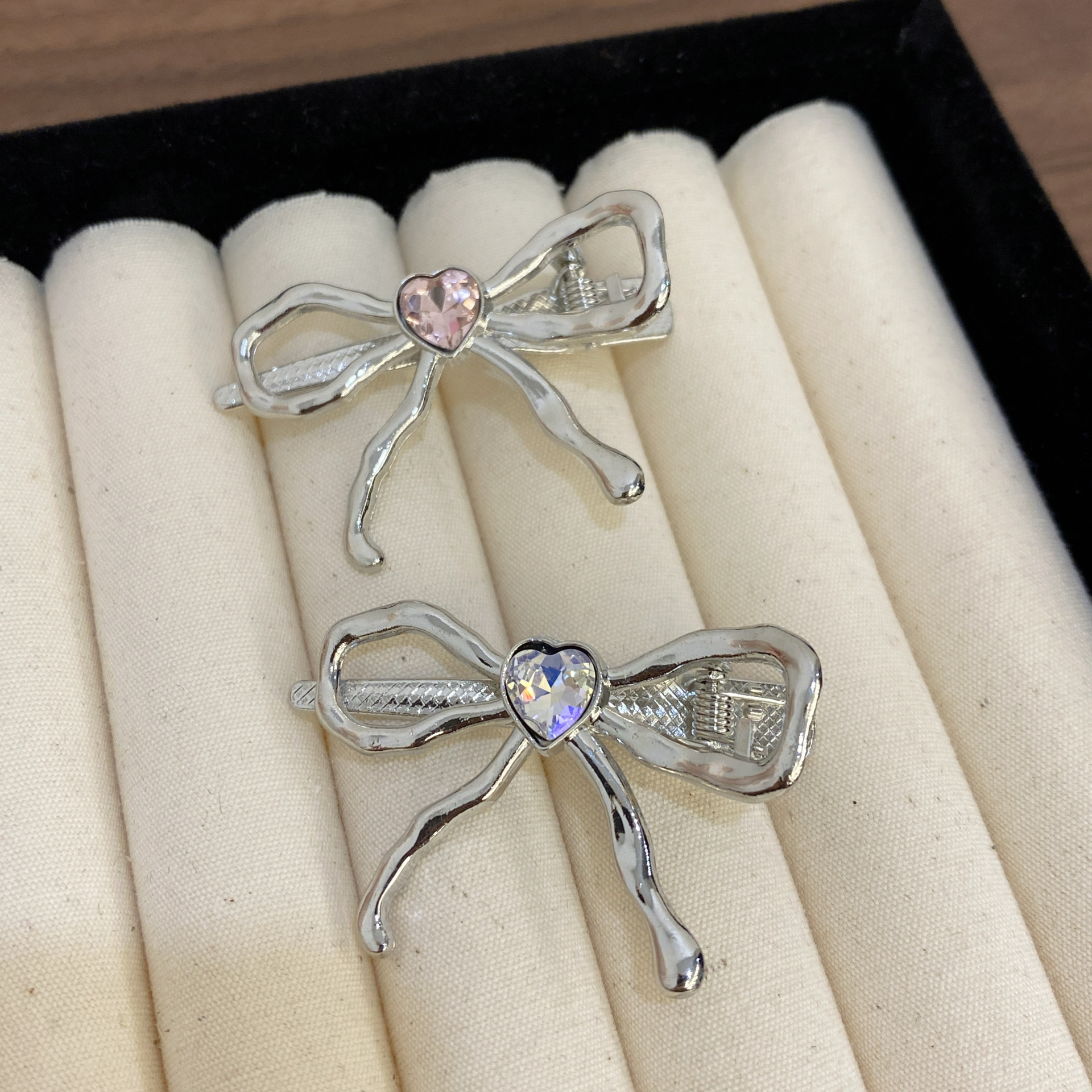 Fermaglio a fiocco in argento con strass per capelli da donna_voghion.com