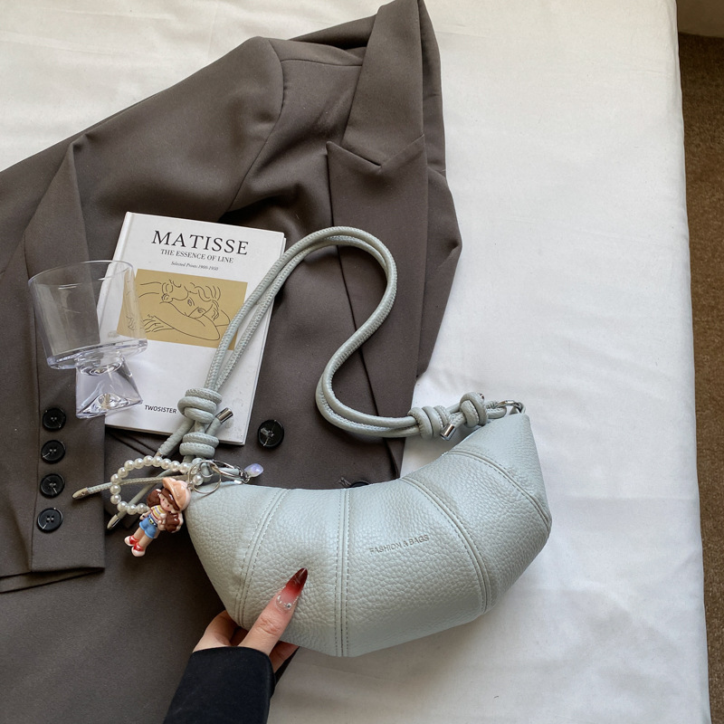 펜던트가 달린 블루