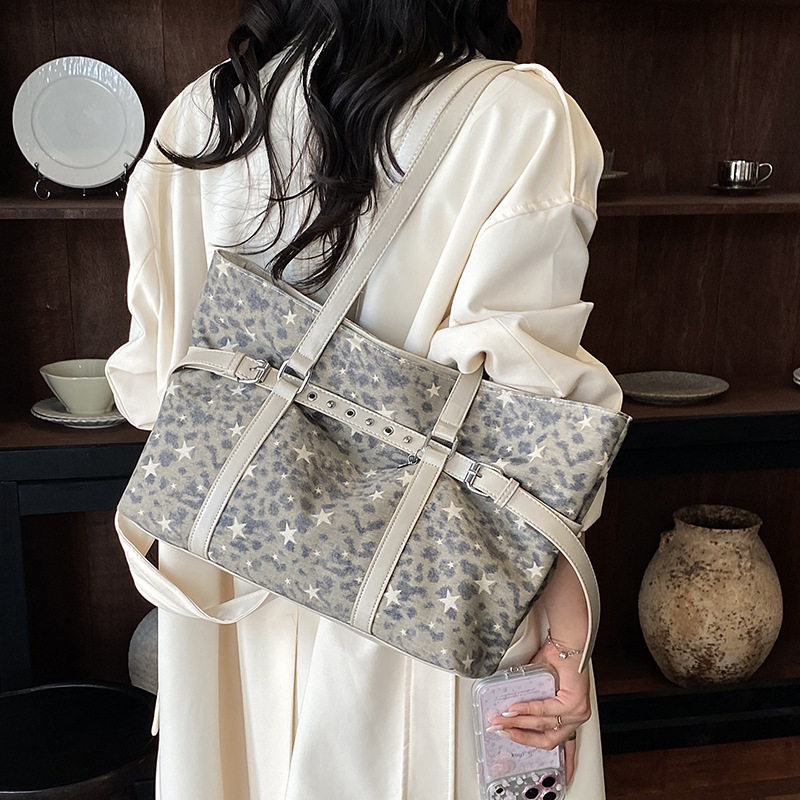Túi tote đeo vai nách họa tiết da báo cổ điển, form lớn rộng rãi, phong cách tối giản — màu hồng, màu nâu, màu xám chi tiết 16