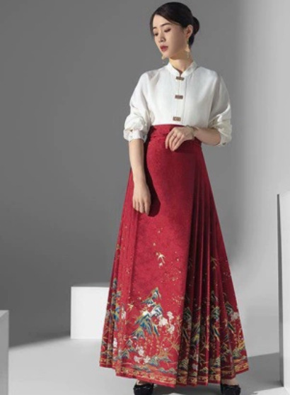 Thousands of miles of rivers and mountains weaving gold alone red horse face skirt