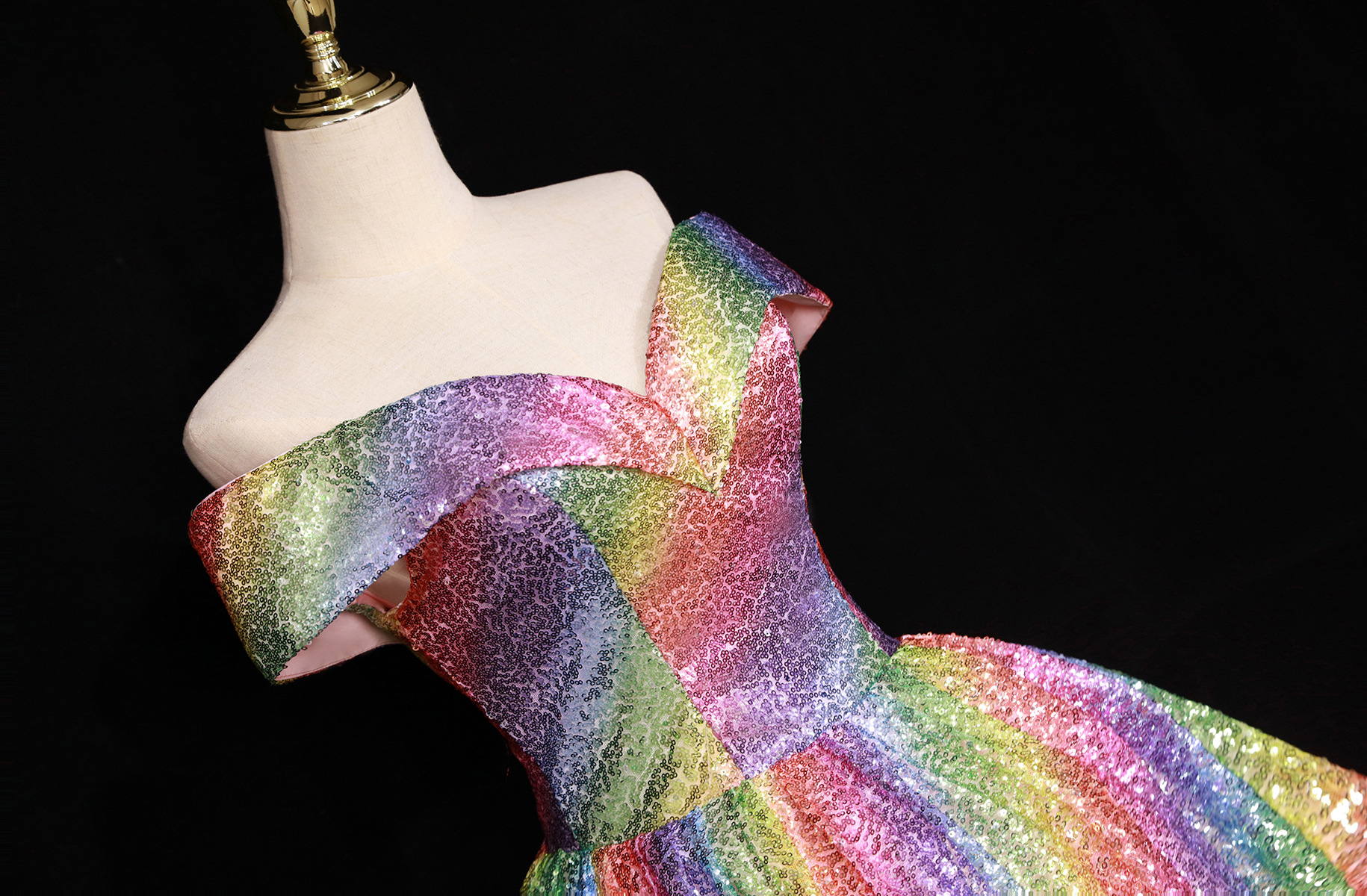 Damenbekleidung Braut verträumtes buntes Paillettenball-Performance-Kostüm mit einer Schulter Hochzeitskleid_voghion.com