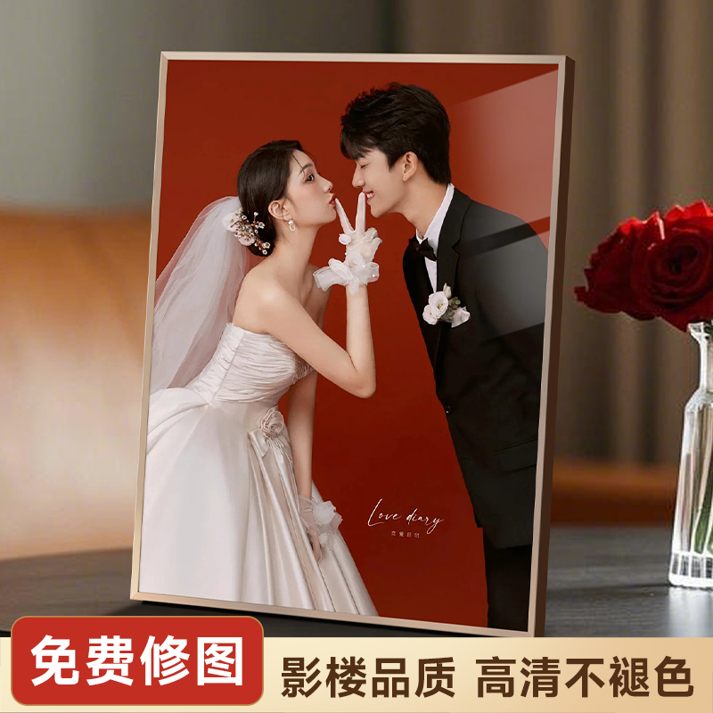 High-end photo frame display with printing and developing of wedding photos, enlarging them into a wedding photo frame High-end photo frame display with printing and developing of wedding photos, enlarging them into a wedding photo frame