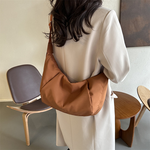 Lifestyle Large Capacity Wide Shoulder Strap Oxford Cloth Bag 2024 Trendy Design Crepe Folded Dumpling Bag Single Shoulder Crossbody Bag for Women