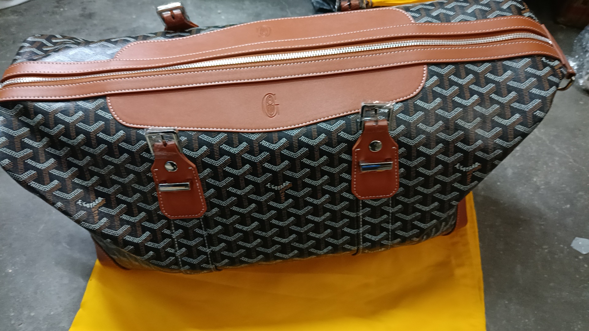 흙 같은 노란색과 검은 색