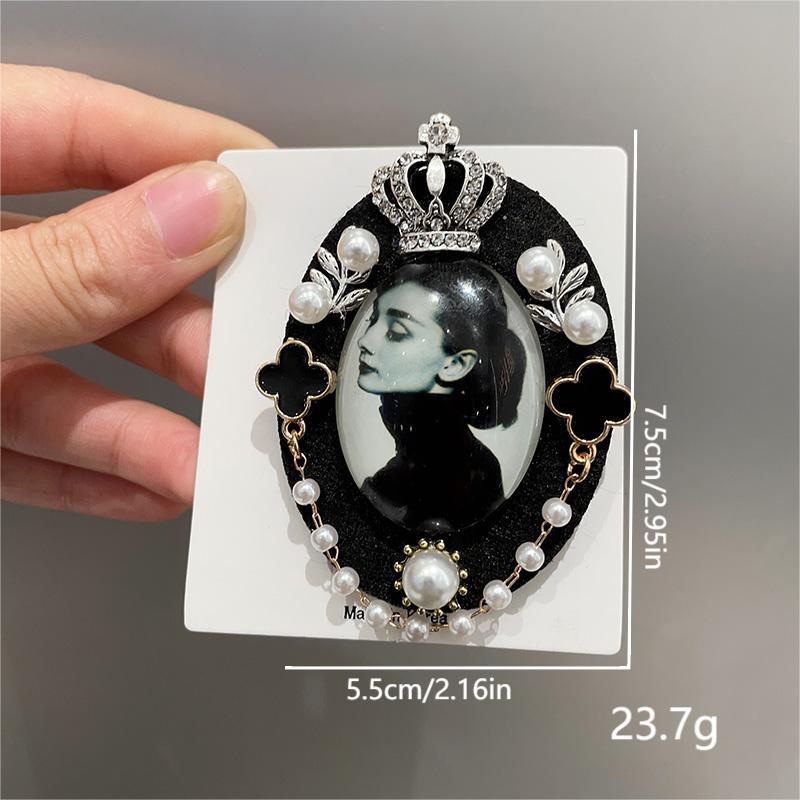 レトロなイギリスのパンク風のバッジの盾のブローチの真珠のバロックの気質のスーツのセーターの服のピンの卸売り