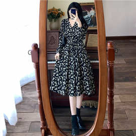 碎花连衣裙秋款女装2026新款法式黑色裙子小个子气质秋季打底长裙